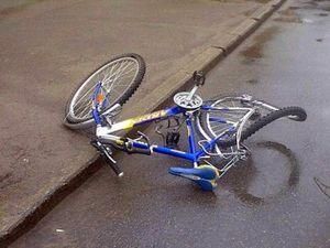 Мер на Toyota Camry збив на смерть велосипедиста Мер на Toyota Camry збив на смерть велосипедиста