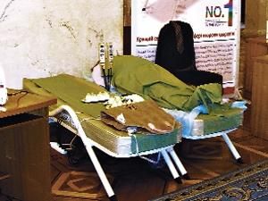 У Раді продають масажні ліжка і годують корейським печивом У Раді продають масажні ліжка і годують корейським печивом