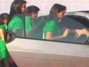 19 пакистанських дівчат "набилися" в малолітражку 19 пакистанських дівчат "набилися" в малолітражку