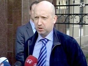 Турчинов просить іноземні держави не впускати до себе українських урядовців Турчинов просить іноземні держави не впускати до себе українських урядовців