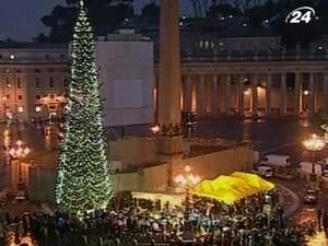 На площі Святого Петра свої вогні запалила різдвяна ялинка