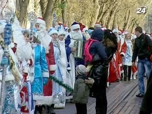 У Євпаторії пройшов традиційний парад Дідів Морозів У Євпаторії пройшов традиційний парад Дідів Морозів