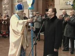 Святий Миколай урочисто прибув до столичної мерії Святий Миколай урочисто прибув до столичної мерії