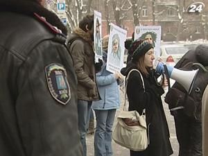 Поки в МВС святкують День української міліції, під стінами відомства - скандують