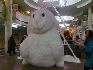 У харківському метрополітені посилився 4-метровий кролик