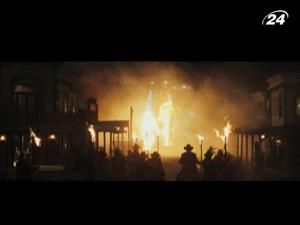 "Ковбої проти прибульців": мандрівник приходить до тями без пам'яті, але з дивним браслетом "Ковбої проти прибульців": мандрівник приходить до тями без пам'яті, але з дивним браслетом