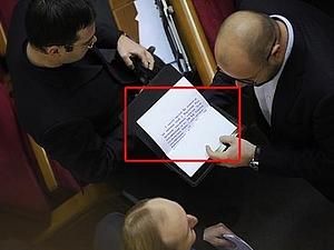Депутатам від Партії регіонів роздавали шпаргалки із запитаннями до представника Генпрокуратури Депутатам від Партії регіонів роздавали шпаргалки із запитаннями до представника Генпрокуратури
