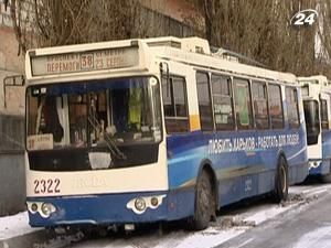 Харків: водії та кондуктори електротранспорту вийшли з вимогами під стіни мерії Харків: водії та кондуктори електротранспорту вийшли з вимогами під стіни мерії