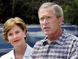 На галявинку перед будинком Джорджа Буша в'їхав невідомий чоловік на машині На галявинку перед будинком Джорджа Буша в'їхав невідомий чоловік на машині