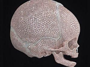 Деміен Херст відлив із платини череп немовляти Деміен Херст відлив із платини череп немовляти