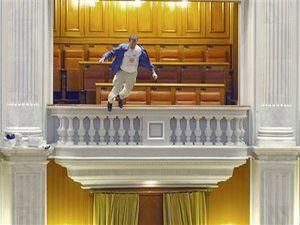 У румунському парламенті журналіст викинувся з балкону У румунському парламенті журналіст викинувся з балкону