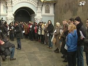 Під Лаврою протестують, до Лаври не пускають Під Лаврою протестують, до Лаври не пускають