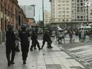 Аргентина: пасажири розгромили вокзал через запізнення потягів Аргентина: пасажири розгромили вокзал через запізнення потягів