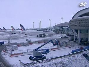 Снігопади паралізували повітряний і наземний транспорт Європи Снігопади паралізували повітряний і наземний транспорт Європи