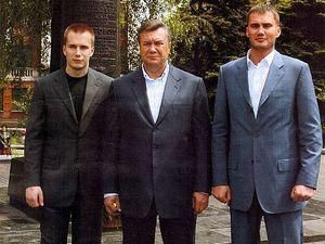 Кендзьор: Янукович хоче передати владу своїм синам