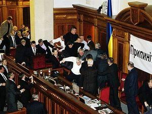 Янукович : Бійки у парламенті треба припиняти