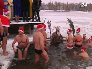 Німецькі моржі традиційно святкували Різдво у крижаній воді Німецькі моржі традиційно святкували Різдво у крижаній воді