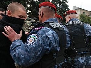 Бійці "Беркуту" відтіснили прихильників "Народної самооборони" для перевезення Луценка Бійці "Беркуту" відтіснили прихильників "Народної самооборони" для перевезення Луценка