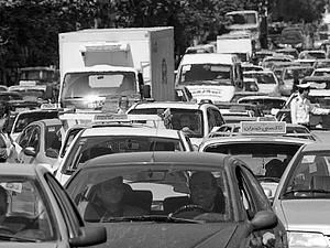 Щоб побороти автомобільні затори в Індонезії підвищуватимуть податки на автотранспорт Щоб побороти автомобільні затори в Індонезії підвищуватимуть податки на автотранспорт