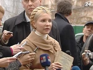 Тимошенко п'ять годин у Прокуратурі Тимошенко п'ять годин у Прокуратурі