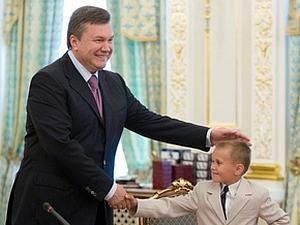 Янукович хоче збільшити допомогу при народженні дитини Янукович хоче збільшити допомогу при народженні дитини