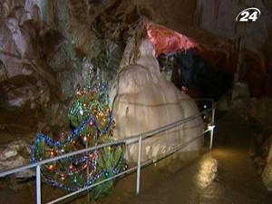 У Криму, у славнозвісній "Мармуровій" печері запалала новорічна ялинка У Криму, у славнозвісній "Мармуровій" печері запалала новорічна ялинка