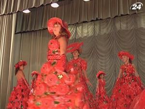 Юні кутюр'є створюють сукні із пакетів для сміття Юні кутюр'є створюють сукні із пакетів для сміття