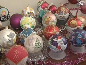 Ялинкові кульки народжуються з медичних трубок Ялинкові кульки народжуються з медичних трубок