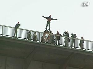 Діди морози-екстремали стрибали з 40-метрового мосту