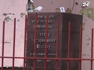 За зруйнованого Сталіна КПУ вимагає забрати "героя" в Бандери За зруйнованого Сталіна КПУ вимагає забрати "героя" в Бандери
