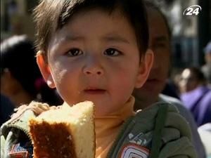 Мексика: кухарі до свят спекли гігантську здобу Роска-де-Реєс