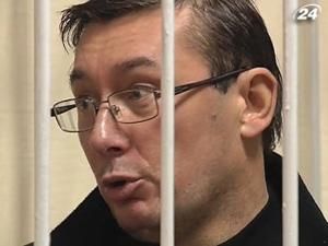 В СІЗО Луценко миє туалети і ходить в душ раз на тиждень В СІЗО Луценко миє туалети і ходить в душ раз на тиждень