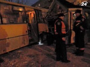 У Луцьку маршрутка знесла зупинку громадського транспорту У Луцьку маршрутка знесла зупинку громадського транспорту