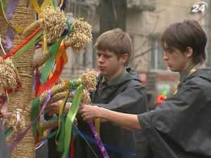 Головною новорічною прикрасою в оселях наших прадідів був дідух Головною новорічною прикрасою в оселях наших прадідів був дідух