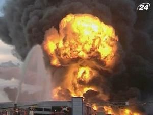 У Нідерландах цілу ніч гасили пожежу на хімічному заводі У Нідерландах цілу ніч гасили пожежу на хімічному заводі