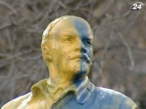 На Донеччині пам'ятник Леніна розфарбували у жовто-блакитні кольори