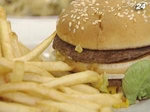 Жінка намагалася отруїти подругу чизбургером з ртуттю Жінка намагалася отруїти подругу чизбургером з ртуттю