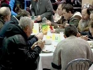 Волонтери влаштували святковий обід для обездолених Волонтери влаштували святковий обід для обездолених