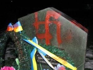 Луцьк: Вандали намалювали свастику на освяченому камені Степана Бандери