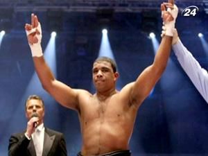 Віталій Кличко підписав контракт на бій із Одланьєром Солісом Віталій Кличко підписав контракт на бій із Одланьєром Солісом