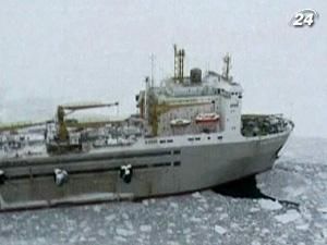 Два криголами намагаються звільнити плавбазу "Содружество" Два криголами намагаються звільнити плавбазу "Содружество"