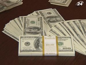 Українці активно скуповують валюту Українці активно скуповують валюту