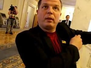 Депутат від Партії регіонів накинувся на журналіста у Верховній раді (ВІДЕО)