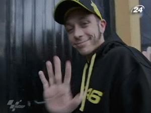 Алонсо та Россі вирішили влаштувати гоночну дуель Алонсо та Россі вирішили влаштувати гоночну дуель