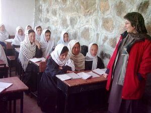 В Афганістані таліби дозволили дівчатам ходити до школи