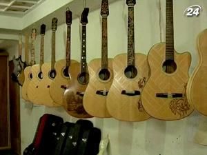 Майстерня на Балі виготовляє унікальні гітари "Блубері"