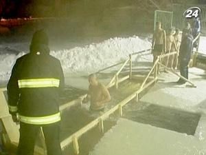 Російські моржі у переддень Водохреща пірнали в крижану воду