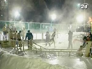 Хрещенським морозам і крижаній воді не злякати російських моржів Хрещенським морозам і крижаній воді не злякати російських моржів