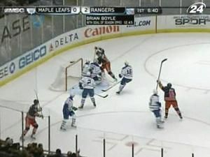 Руслан Федотенко закинув шайбу в матчі проти "Торонто" Руслан Федотенко закинув шайбу в матчі проти "Торонто"