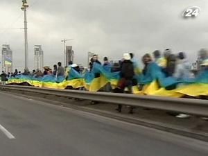 Правий та Лівий береги Дніпра з'єднали "живим ланцюгом" Правий та Лівий береги Дніпра з'єднали "живим ланцюгом"